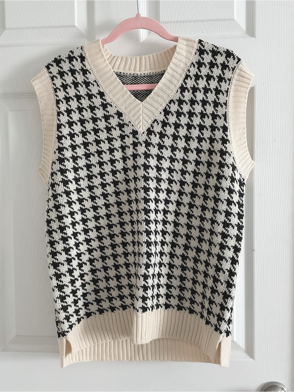 Cream & Black Houndstooth V-Neck Sweater Vest